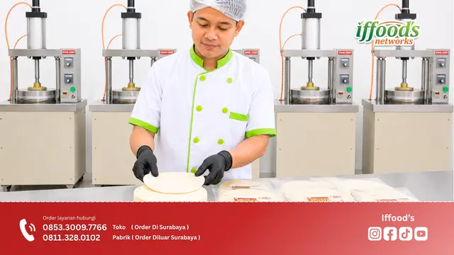 Pelanggan memilih produk dari supplier kulit kebab depok untuk usaha kebab