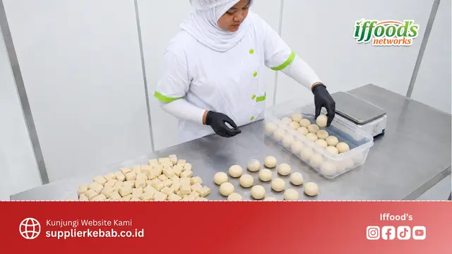 Staf gudang menyiapkan pesanan produk dari supplier kulit kebab bogor sebelum dikirim ke pelanggan